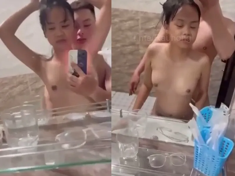 Nhỏ nhắn em cùng thằng bồ địt trước gương quay kỉ niệm